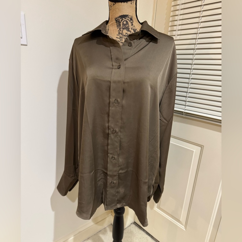 NWT H&M long brown / ear: Mocha Mousse button down long sleeve shirt size Large